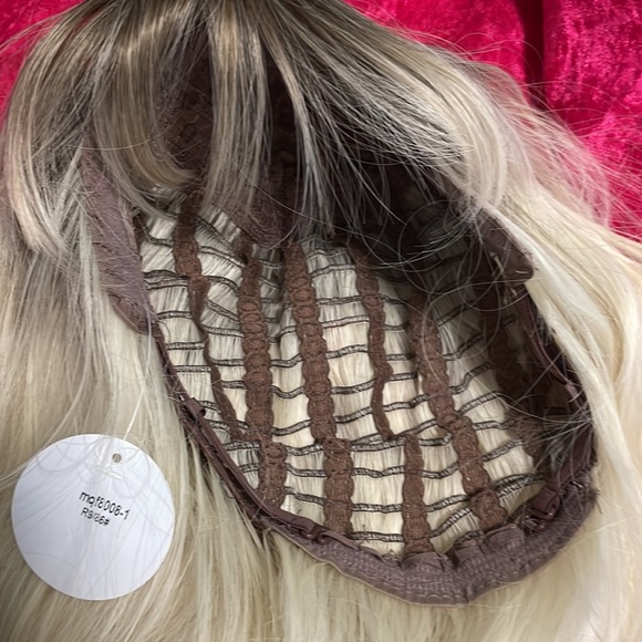 Ombré blonde synthetic wig 24” - Picture 8 of 8